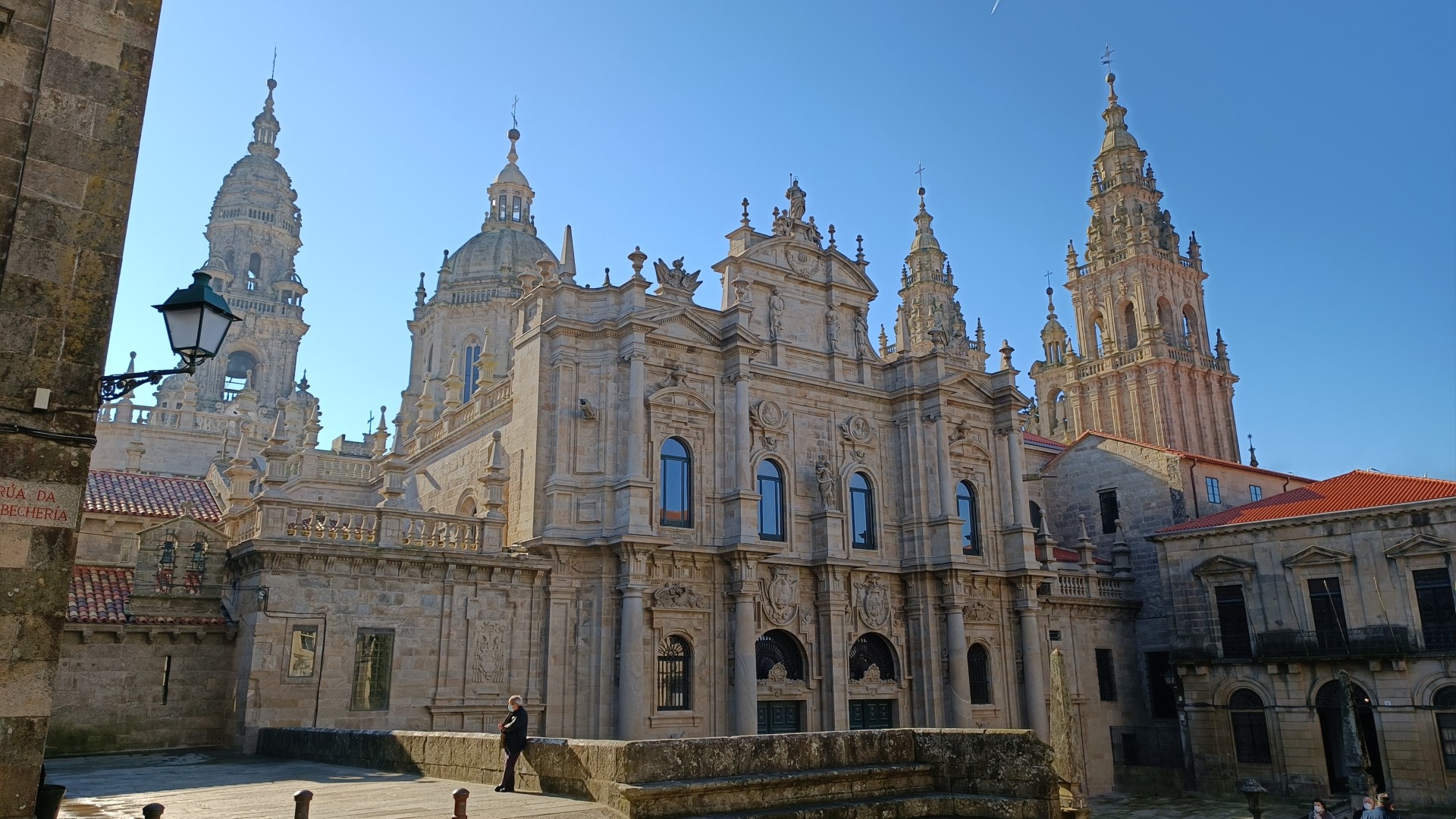 Con una historia que se remonta más de un milenio, el Centro Histórico de Santiago de Compostela acoge sus principales atracciones religiosas e históricas
