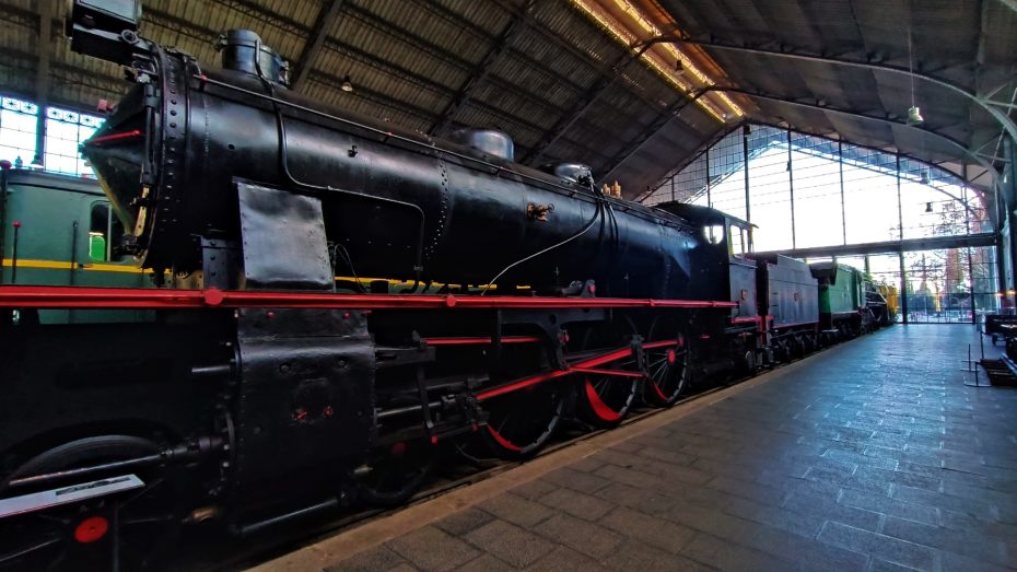 Locomotora a vapor estacionada en el Museo del Ferrocarril de Madrid