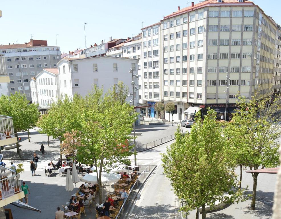 Ubicado entre la estación de trenes y el centro histórico, el Ensanche de Santiago concentra las principales calles de shopping y ocio de la capital gallega
