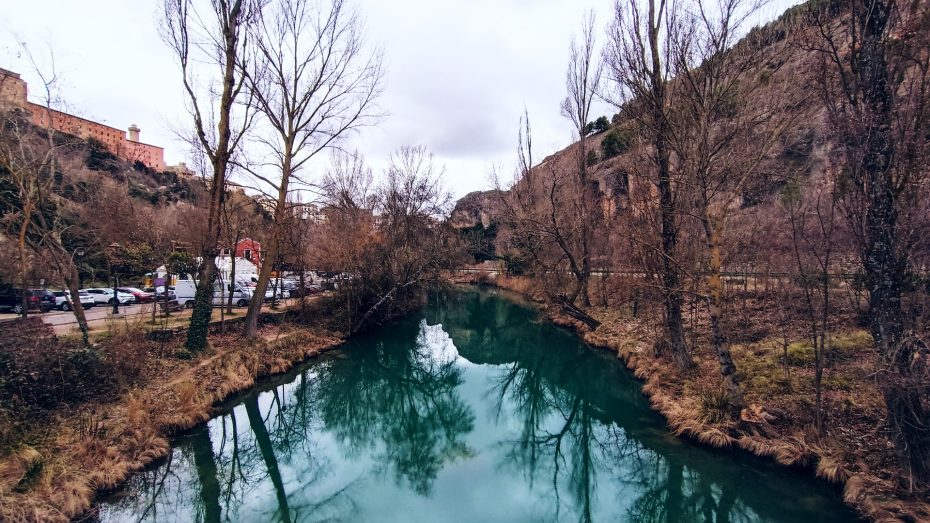 Aguas verdes del río Júcar a su paso por Cuenca