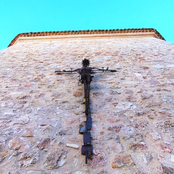 Detalle de la iglesia de San Pedro - Crucifijo de hierro forjado