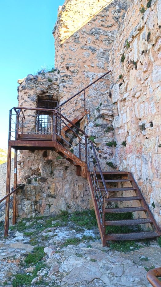 Escaleras de acceso gratuito a las ruinas del castillo de Cuenca
