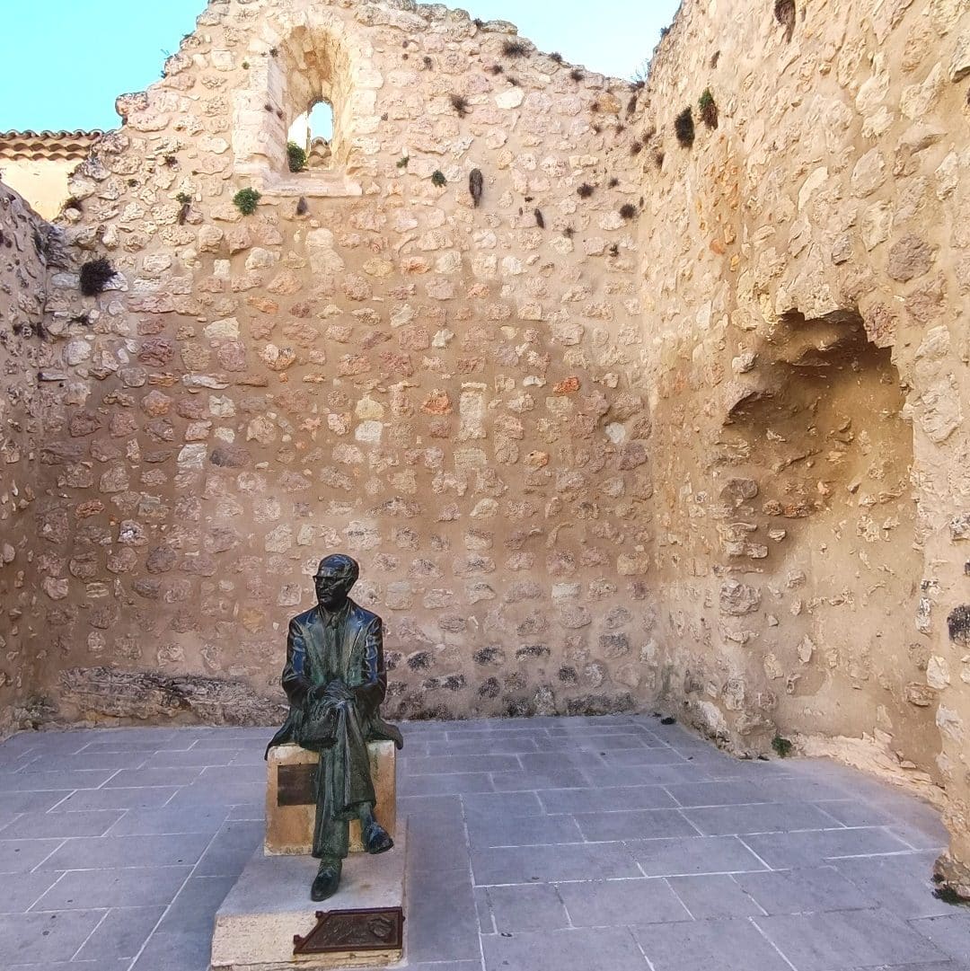 Escultura de Federico Muelas en las ruinas de la iglesia de San Pantaleón