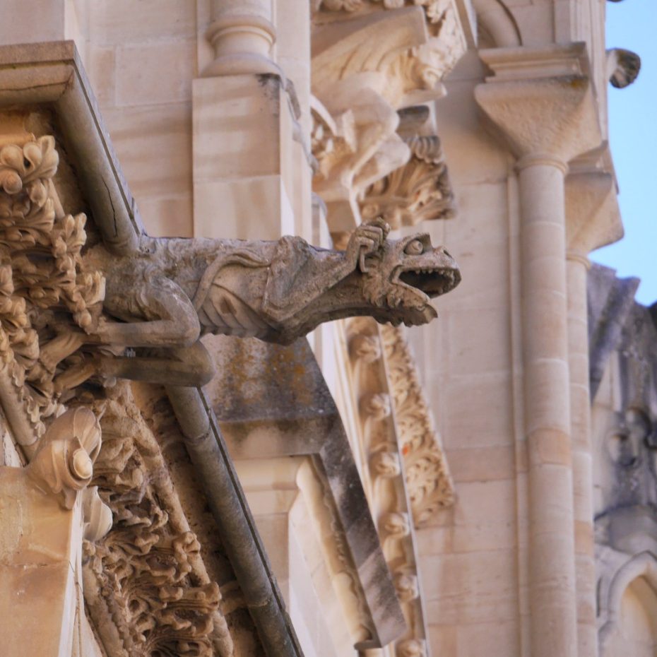 Gárgola de la fachada de la catedral de Cuenca, España