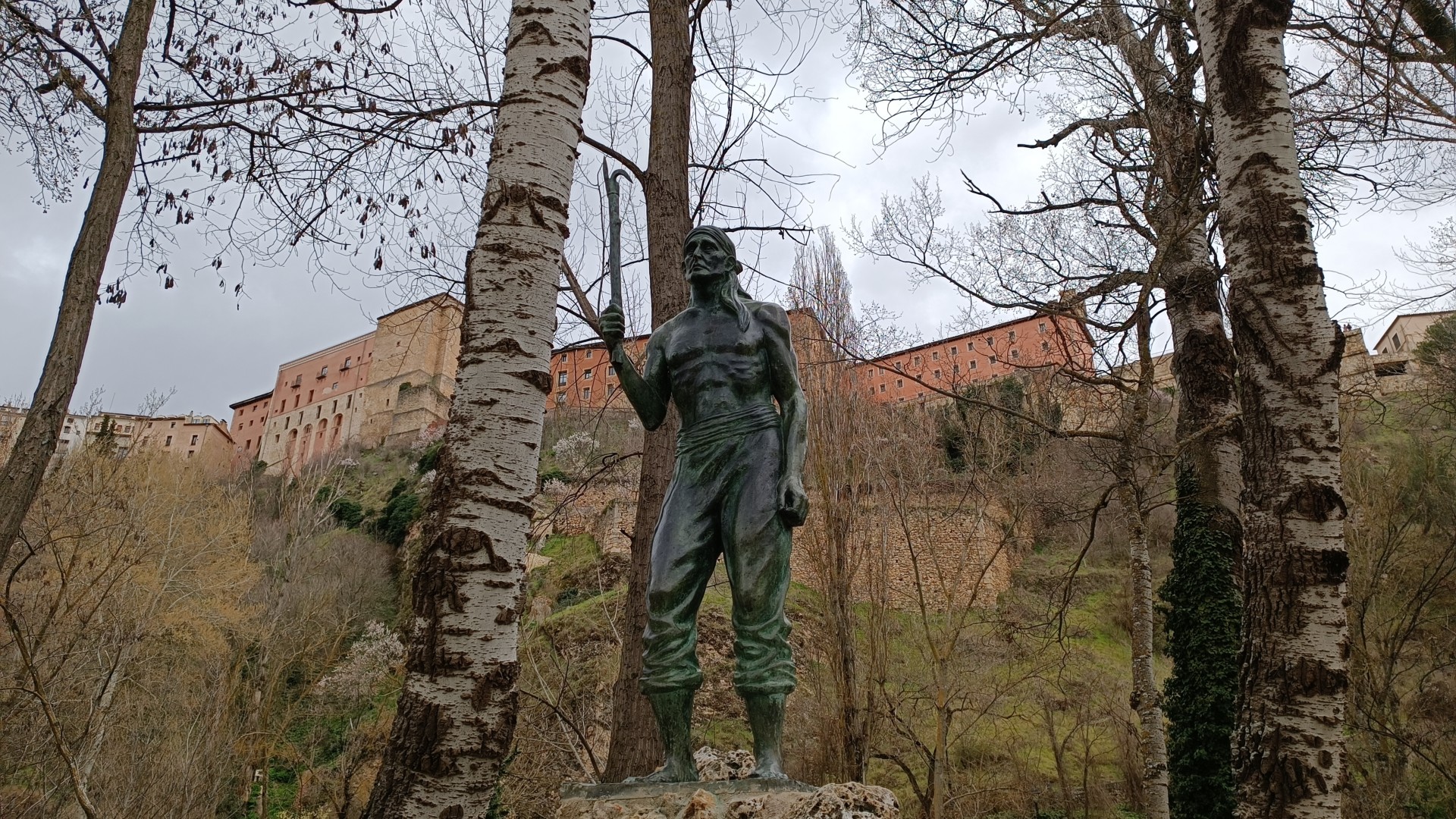 Monumento al ganchero en el paseo del río Júcar