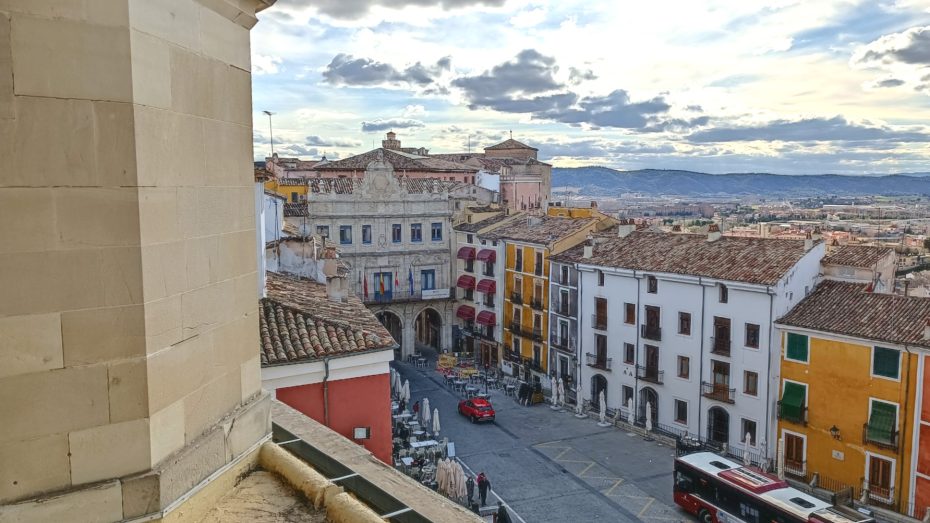 Plaza Mayor de Cuenca desde el triforio de la catedral