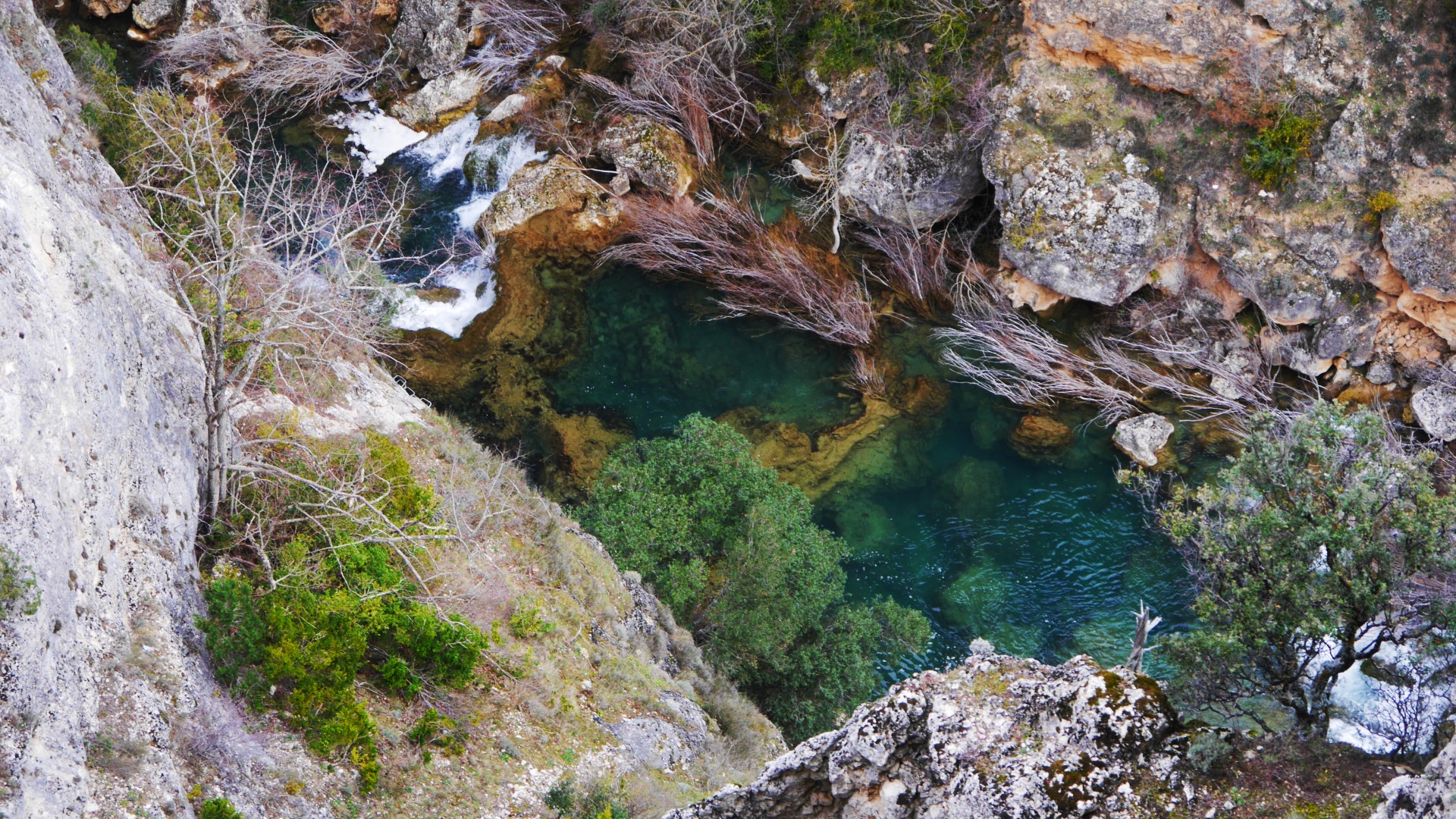 Poza natural del río Júcar vista desde el Ventano del Diablo