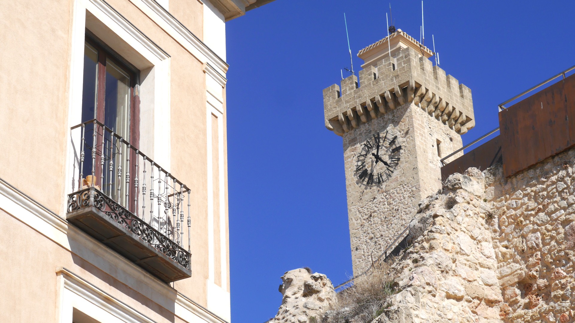 Tramo de la muralla cristiana y vista de la Torre de Mangana desde la plaza del Carmen