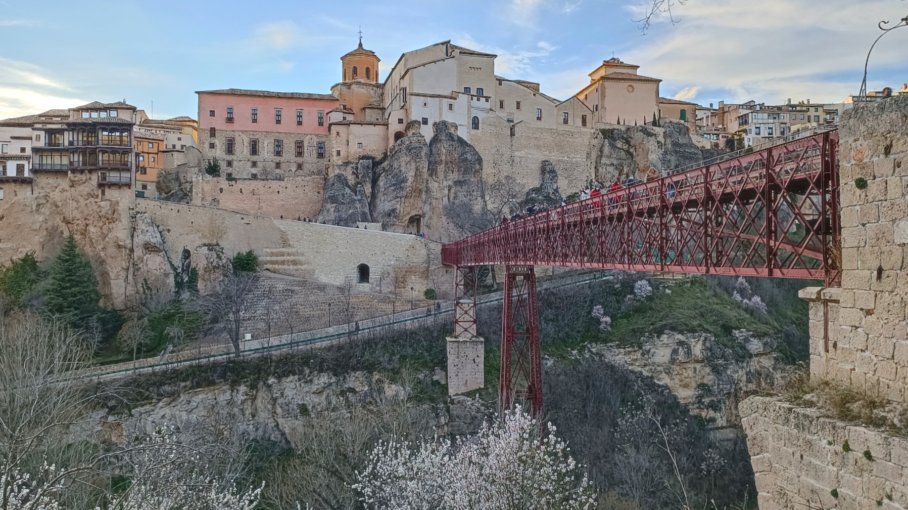 Vista de la Ciudad Alta de Cuenca y el puente de San Pablo