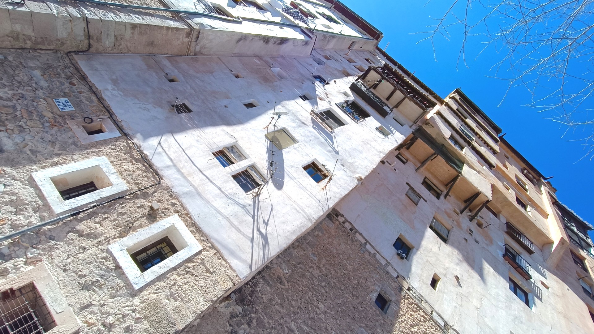 Vista de los rascacielos de Cuenca en donde se aprecia el lugar de unión entre las dos estructuras originales