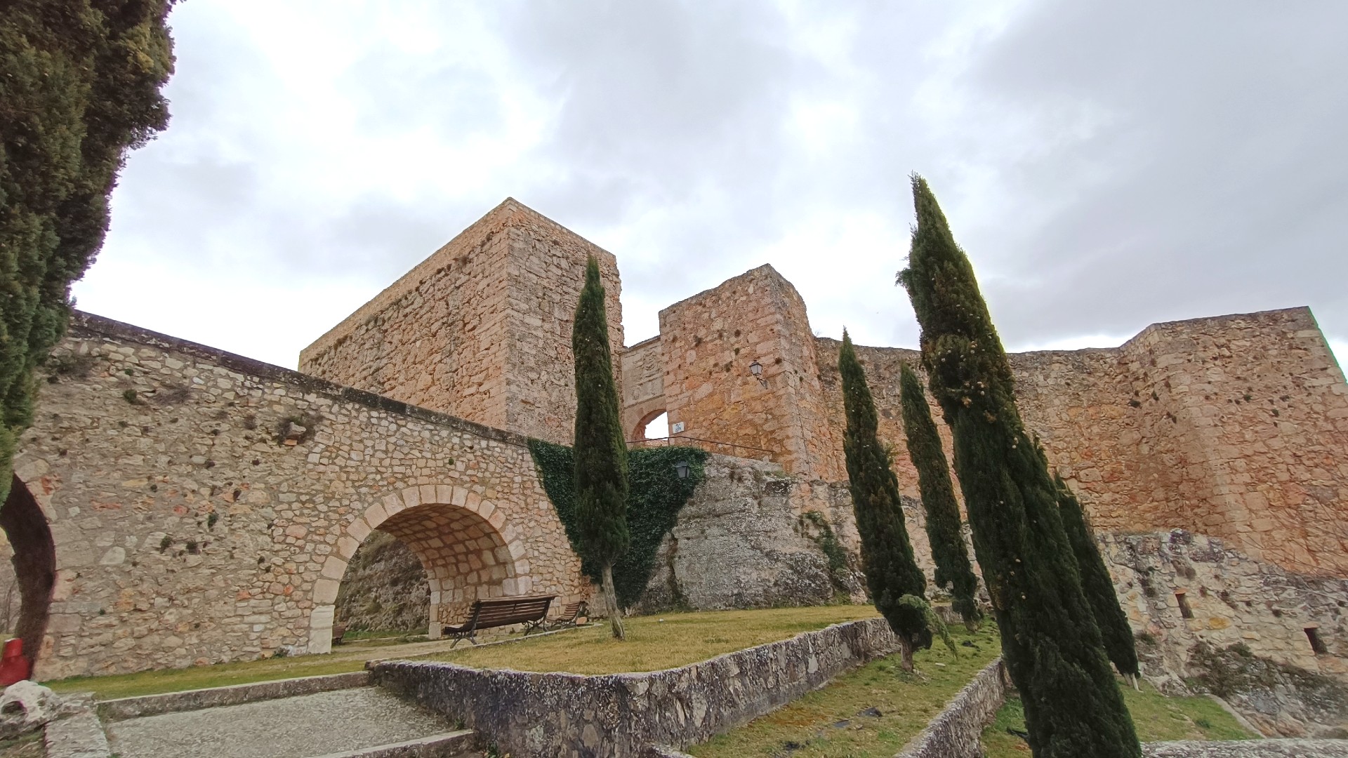 Vista del castillo de Cuenca desde la zona extramuros