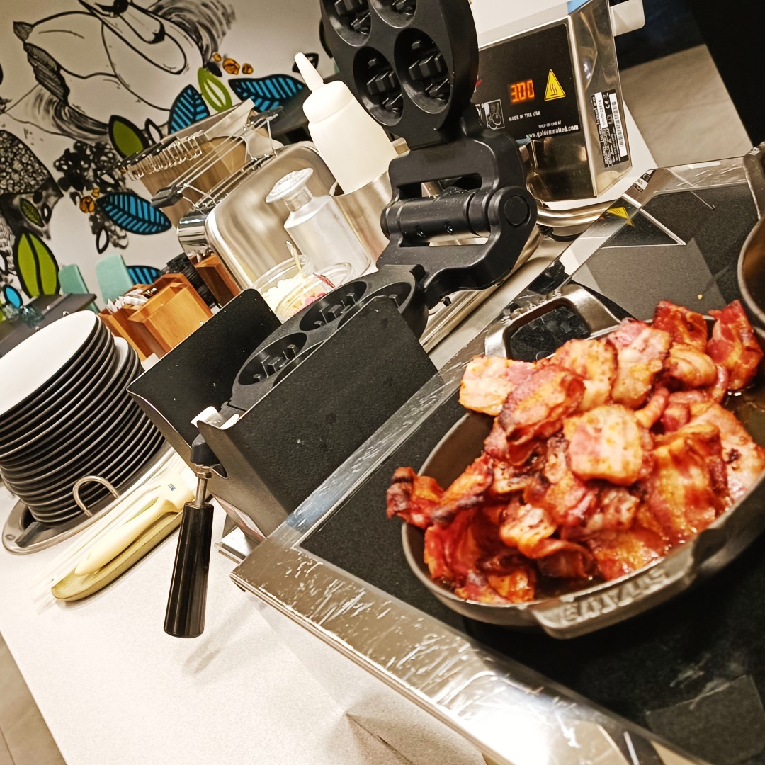Bacon y gofrera en el desayuno del hotel Portinari en Brujas