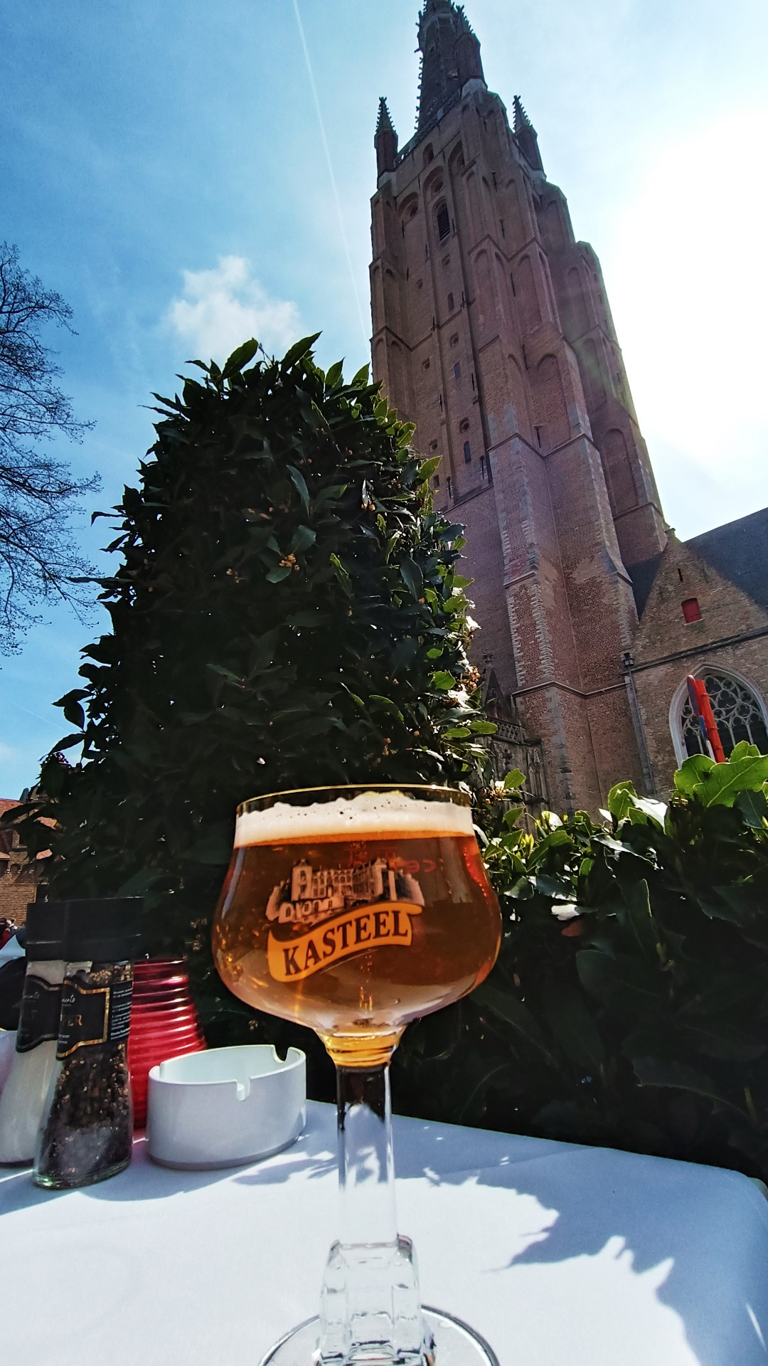 Cerveza Kasteel con vistas a la iglesia de Nuestra Señora - Itinerario por Brujas
