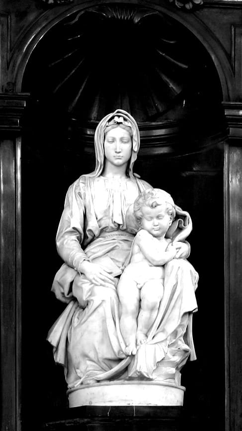 Escultura de la "Virgen de Brujas" de Miguel Ángel en la iglesia de Nuestra Señora de Brujas