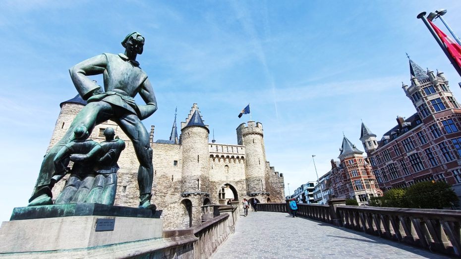 Estatua de Lange Wapper a la entrada del castillo Het Steen, Amberes