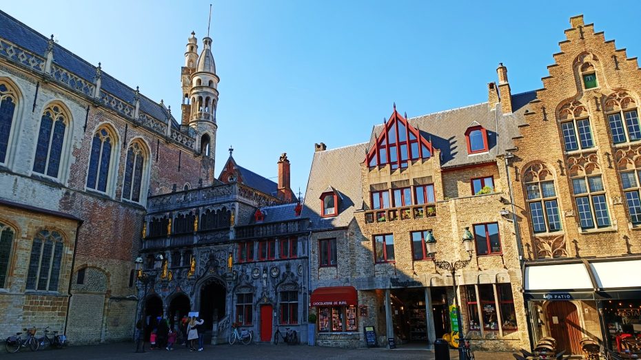 La plaza Burg de Brujas es un rincón imprescindible que visitar en Brujas