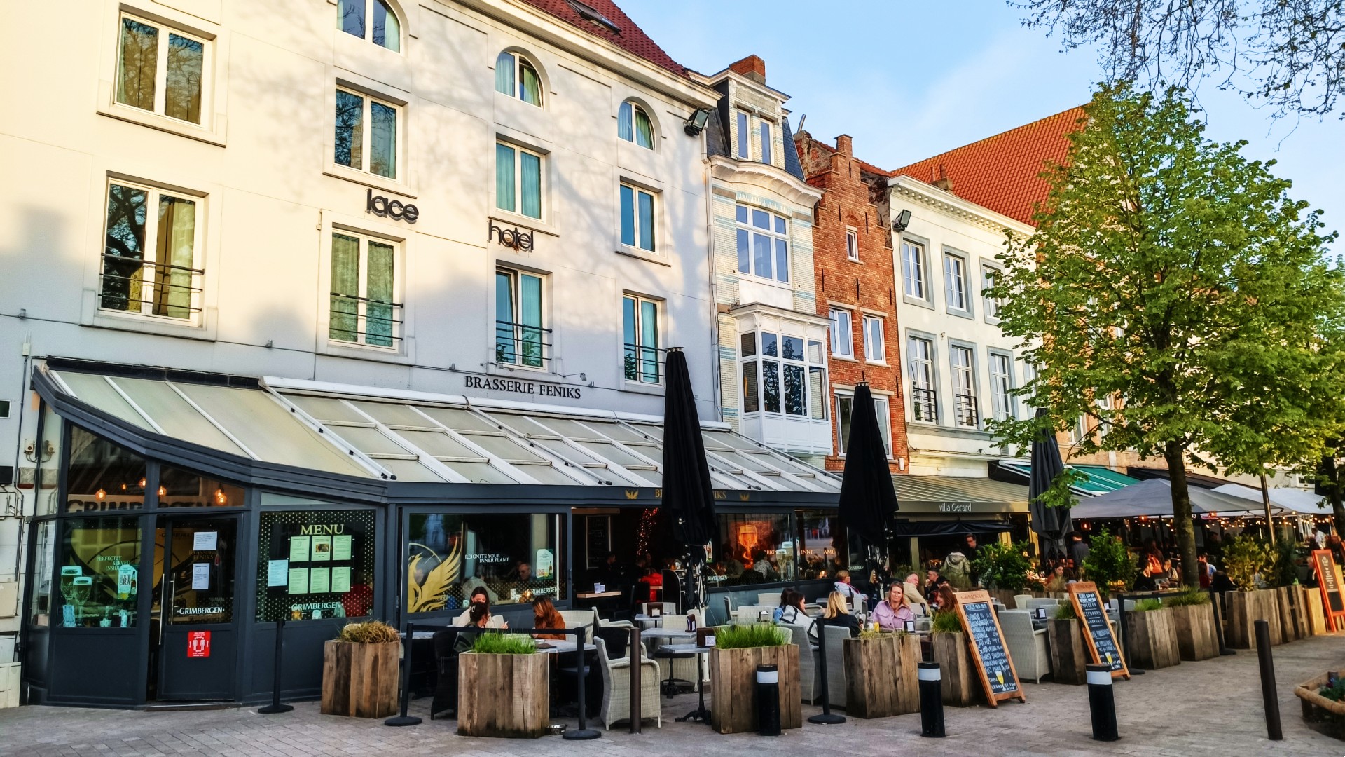 La plaza t'Zand es el lugar perfecto donde desayunar o tomar una cerveza en una terraza en Brujas