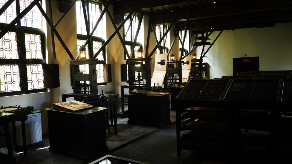 La sala de impresión con máquinas originales del siglo XVI del museo Plantin - Moretus de Amberes