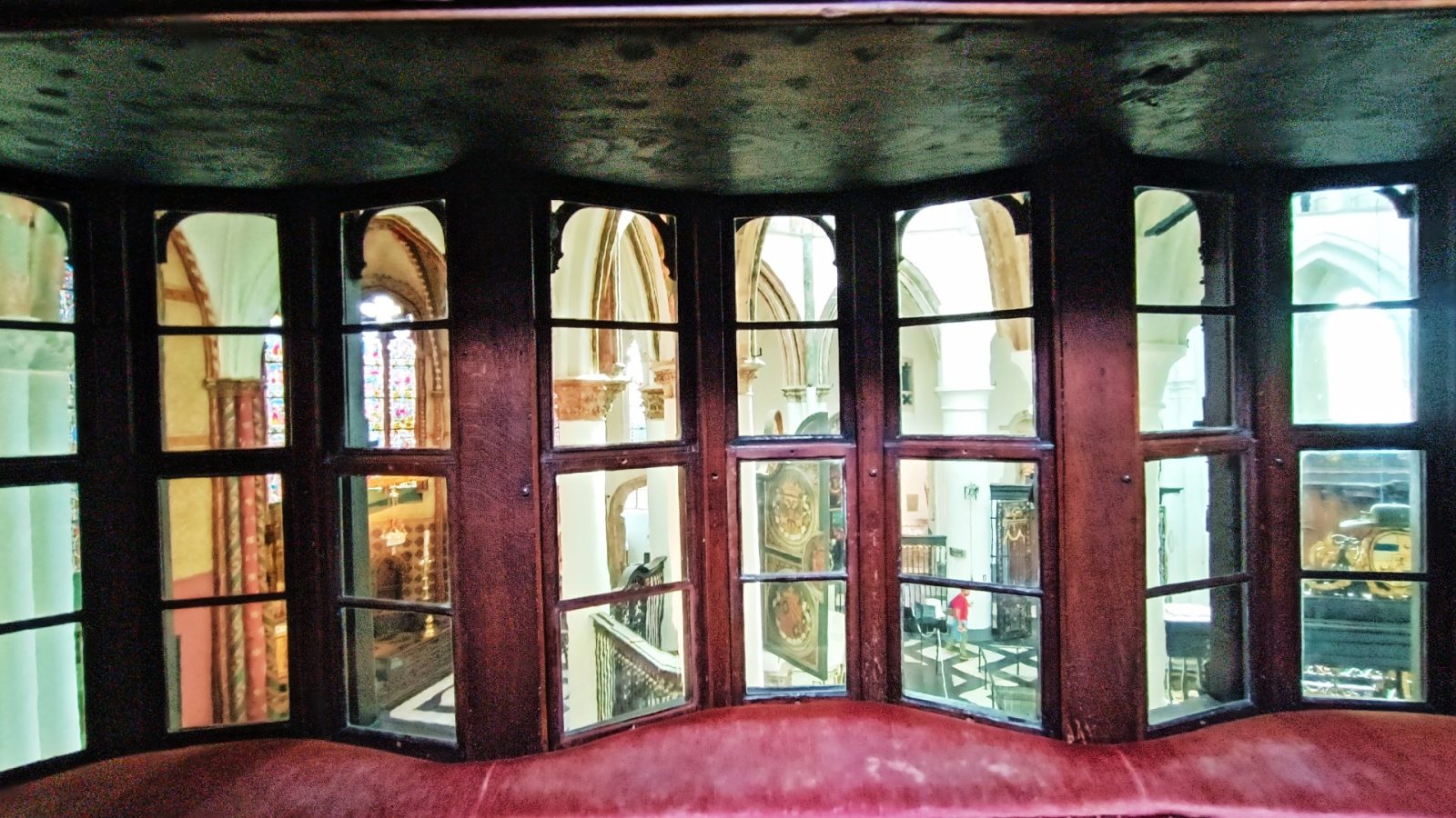 Vistas al interior de la iglesia de Nuestra Señora desde el oratorio del Gruutehusemuseum
