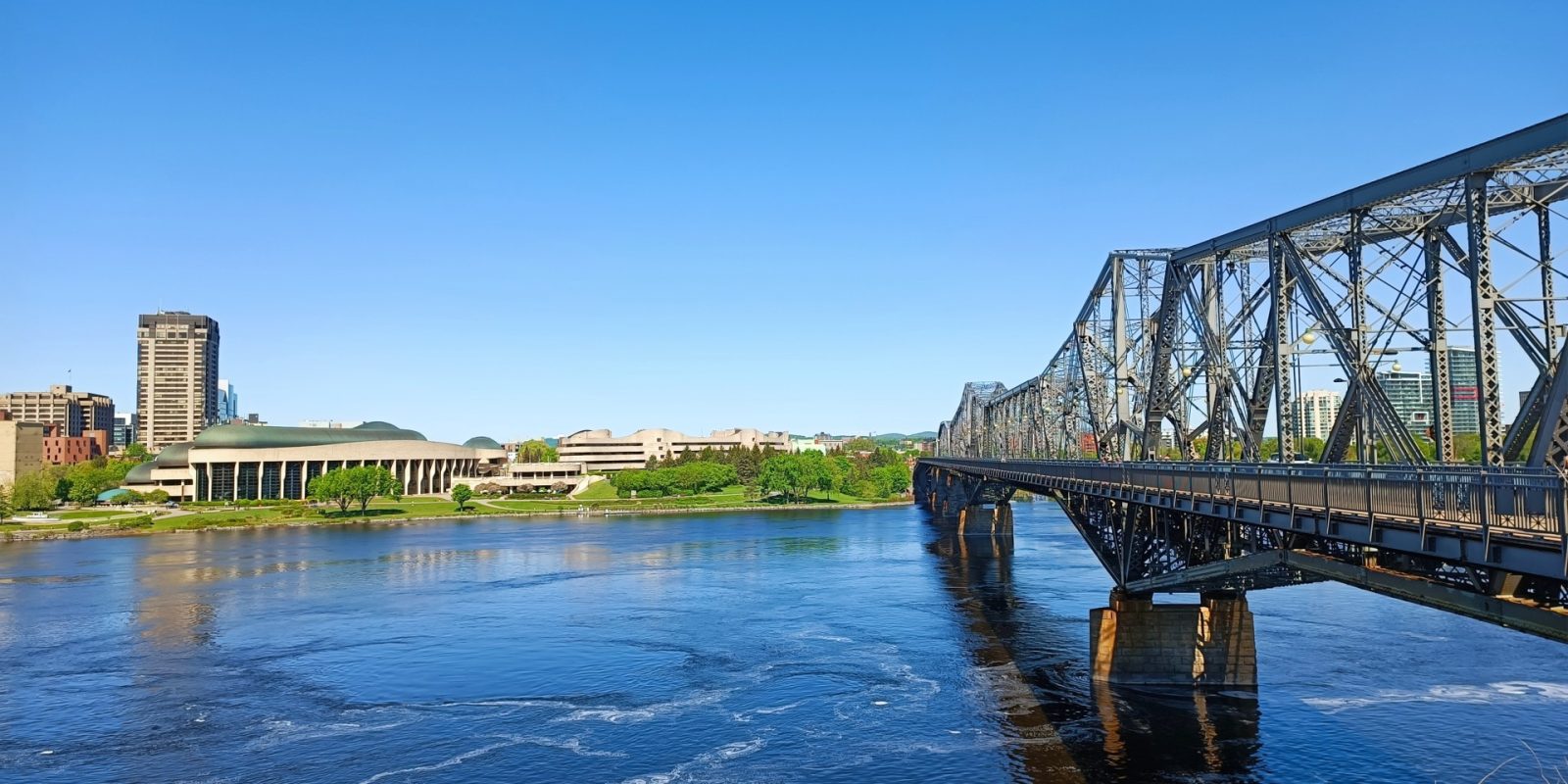 El puente Alexandra conecta Ottawa, en Ontario, con Gatineau, en la provincia de Quebec