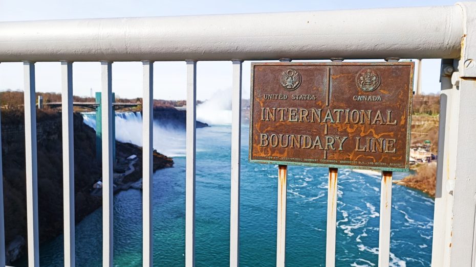 Frontera internacional entre los EEUU y Canadá en el Rainbow Bridge de Niagara Falls