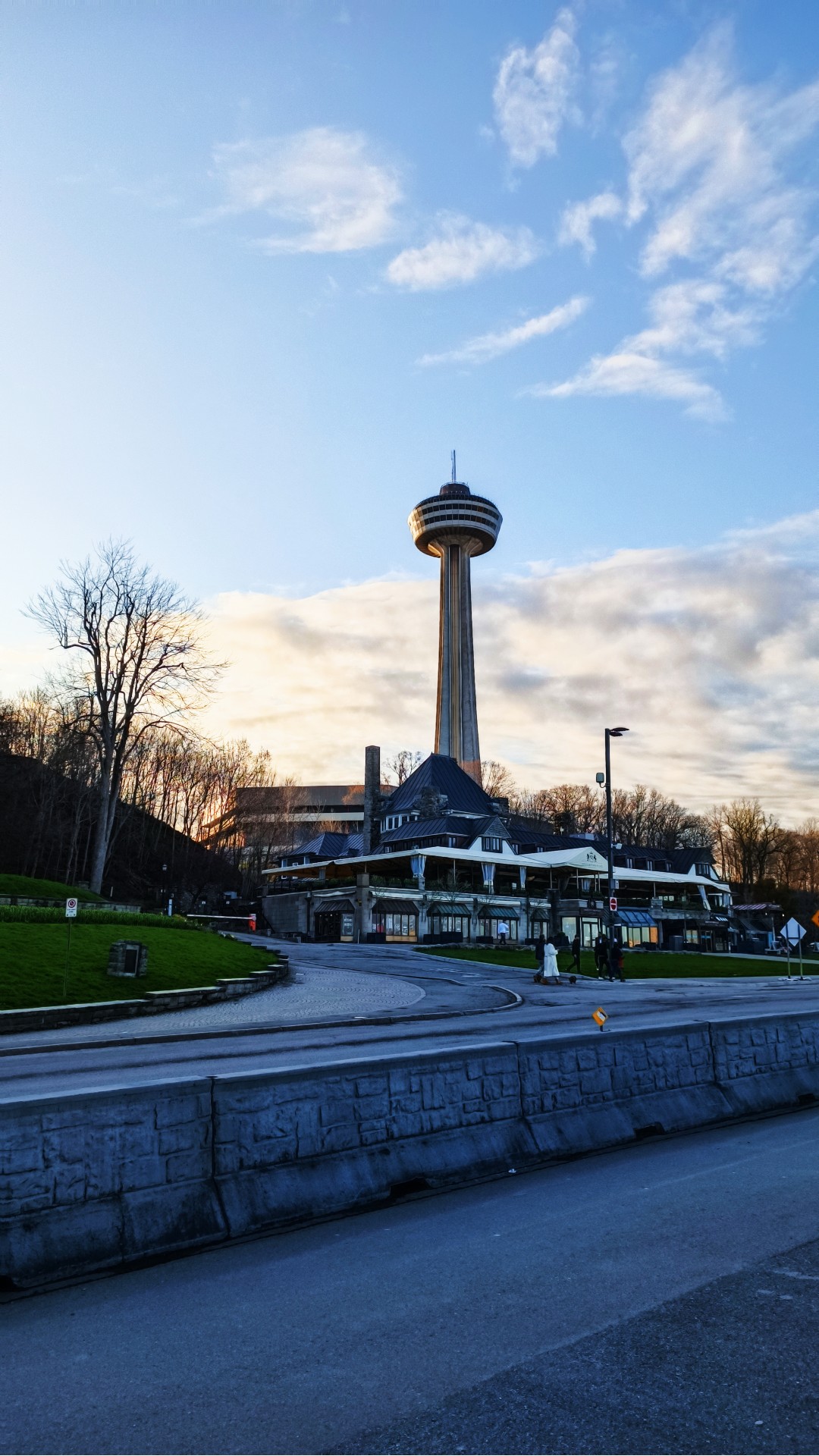 La Skylon Tower es una de las atracciones imperdibles que ver en Niagara Falls, Ontario