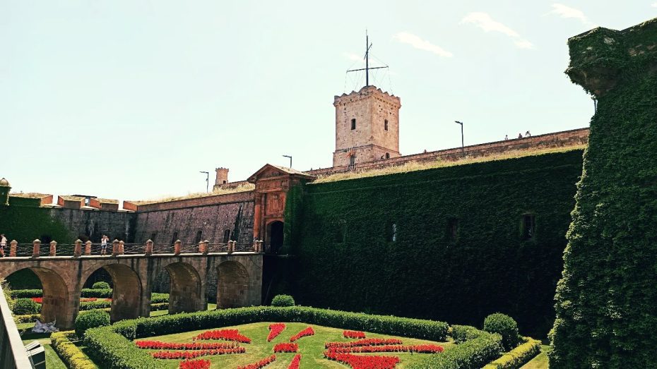 Los antiguos fosos del Castillo de Montjuïc ahora acogen floridos jardines