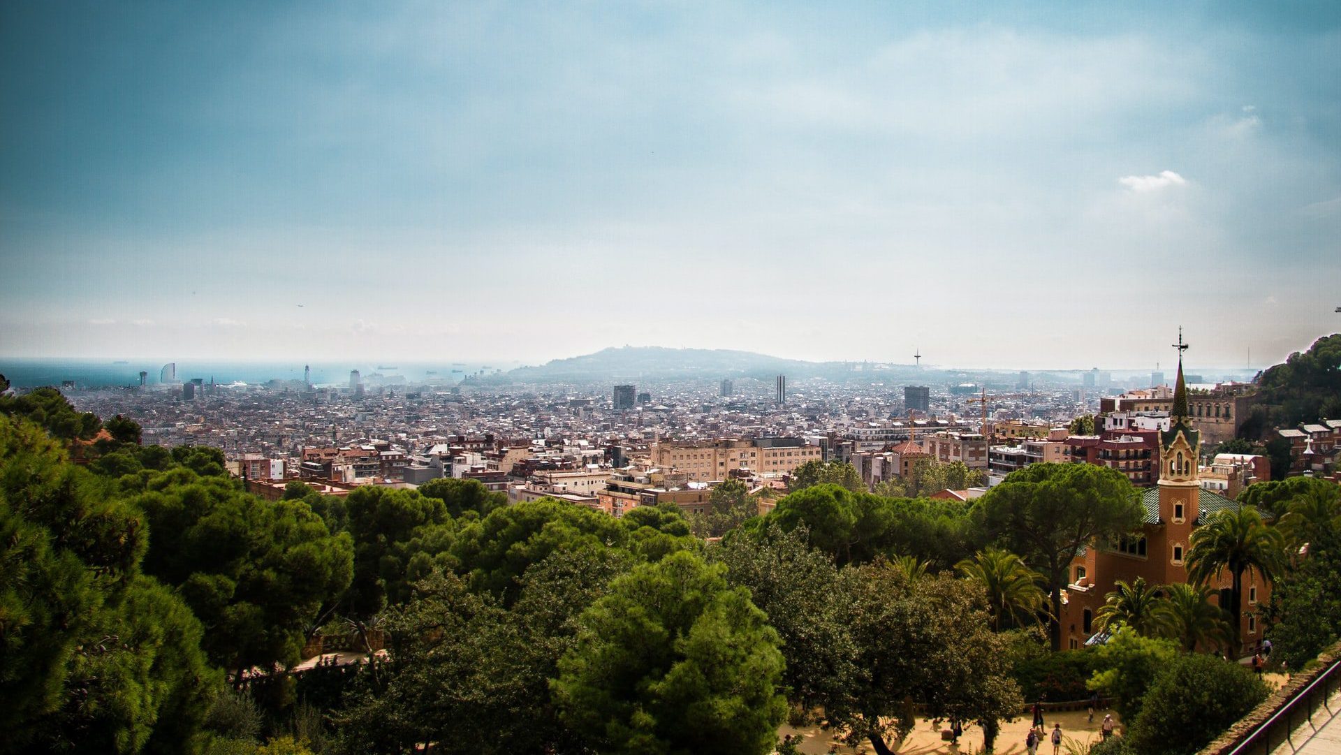 Vistas de Barcelona con la silueta de Montjuïc de fondo