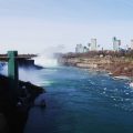 Vistas de las Cataratas del Niágara y la ciudad de Niagara Falls desde el lado estadounidense del Rainbow Bridge