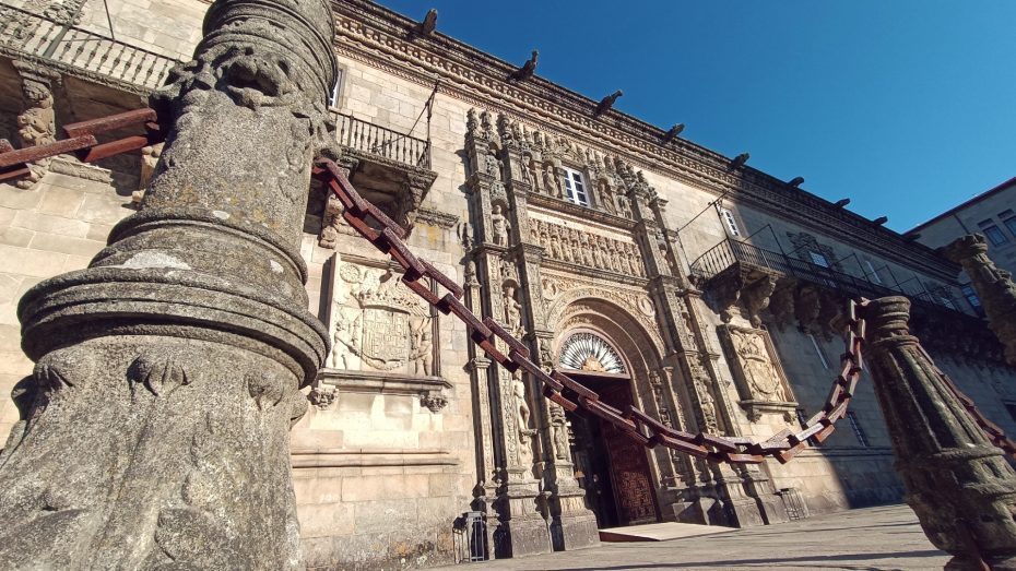 El Hostal de los Reyes Católicos, en la plaza do Obradoiro, es uno de los atractivos que ver en el centro de Santiago de Compostela