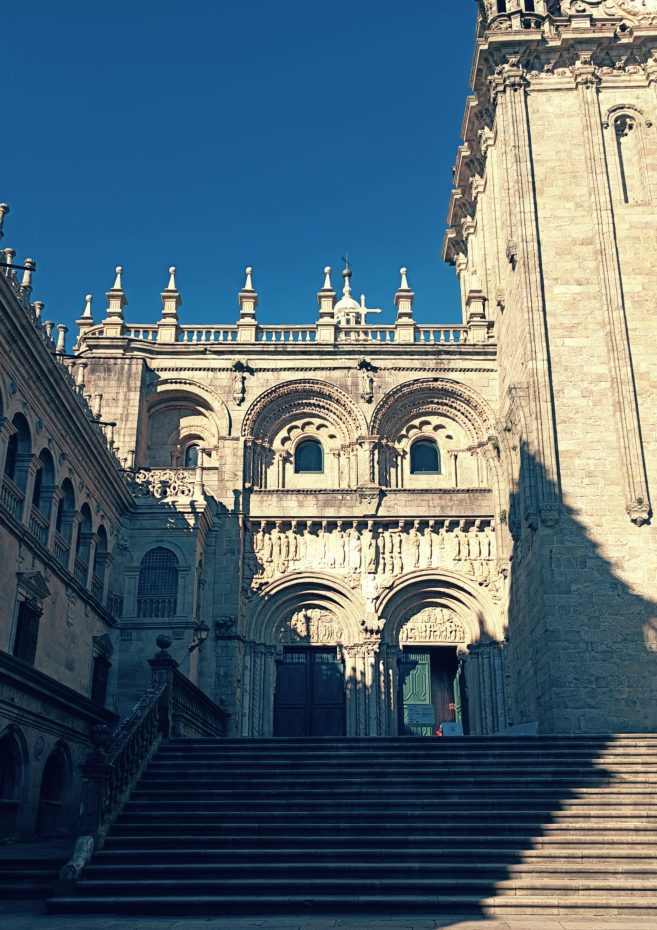 Fachada de la catedral de Santiago desde la Praza das Praterías