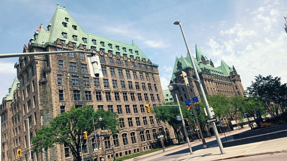 Los edificios de la Confederación y de la Justicia en Ottawa son excelentes ejemplos de la popularidad del estilo arquitectónico château en Canadá