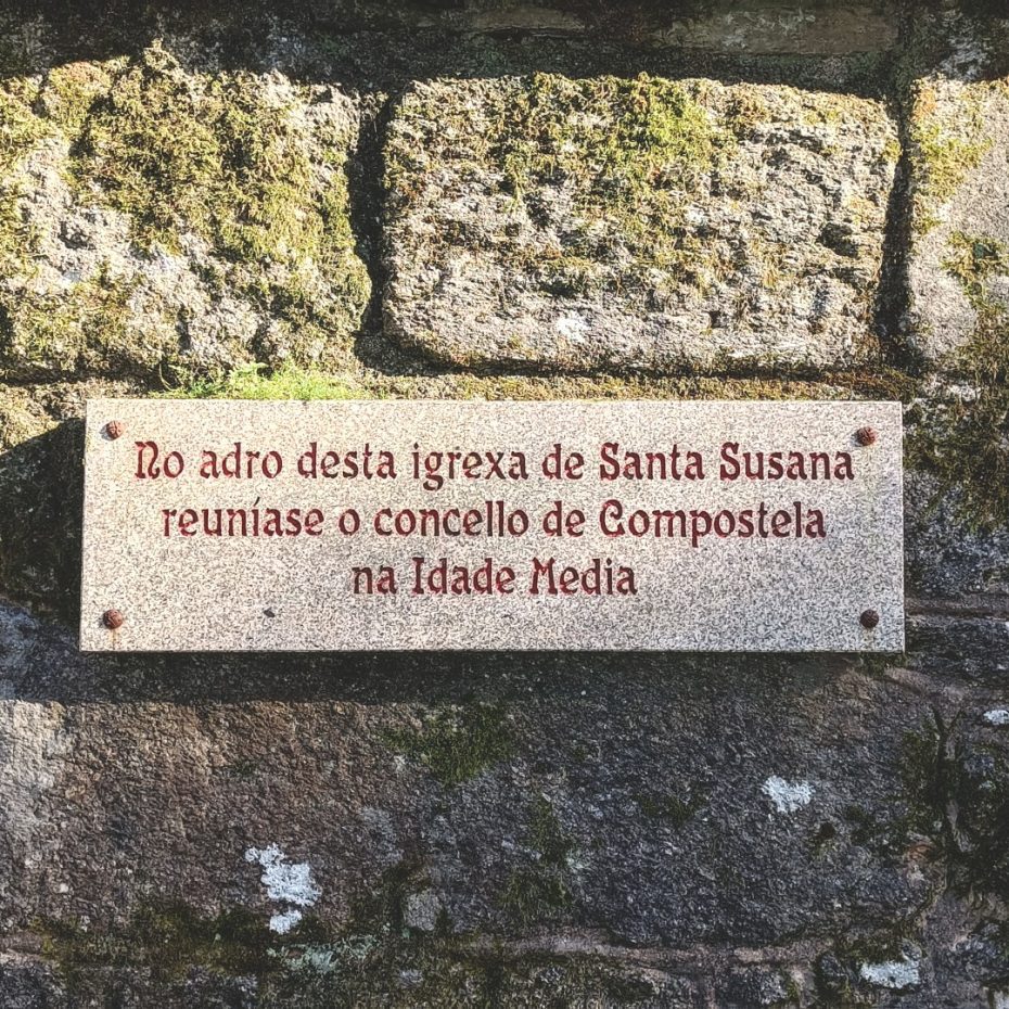 "En el patio de esta iglesia de Santa Susana se reunía el Concello de Compostela en la Edad Media"