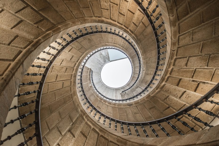 Escalinata interior del Museo do Pobo Galego - Atracciones de Compostela