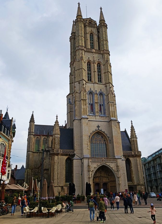 Fachada y campanario de la catedral de San Bavón de Gante