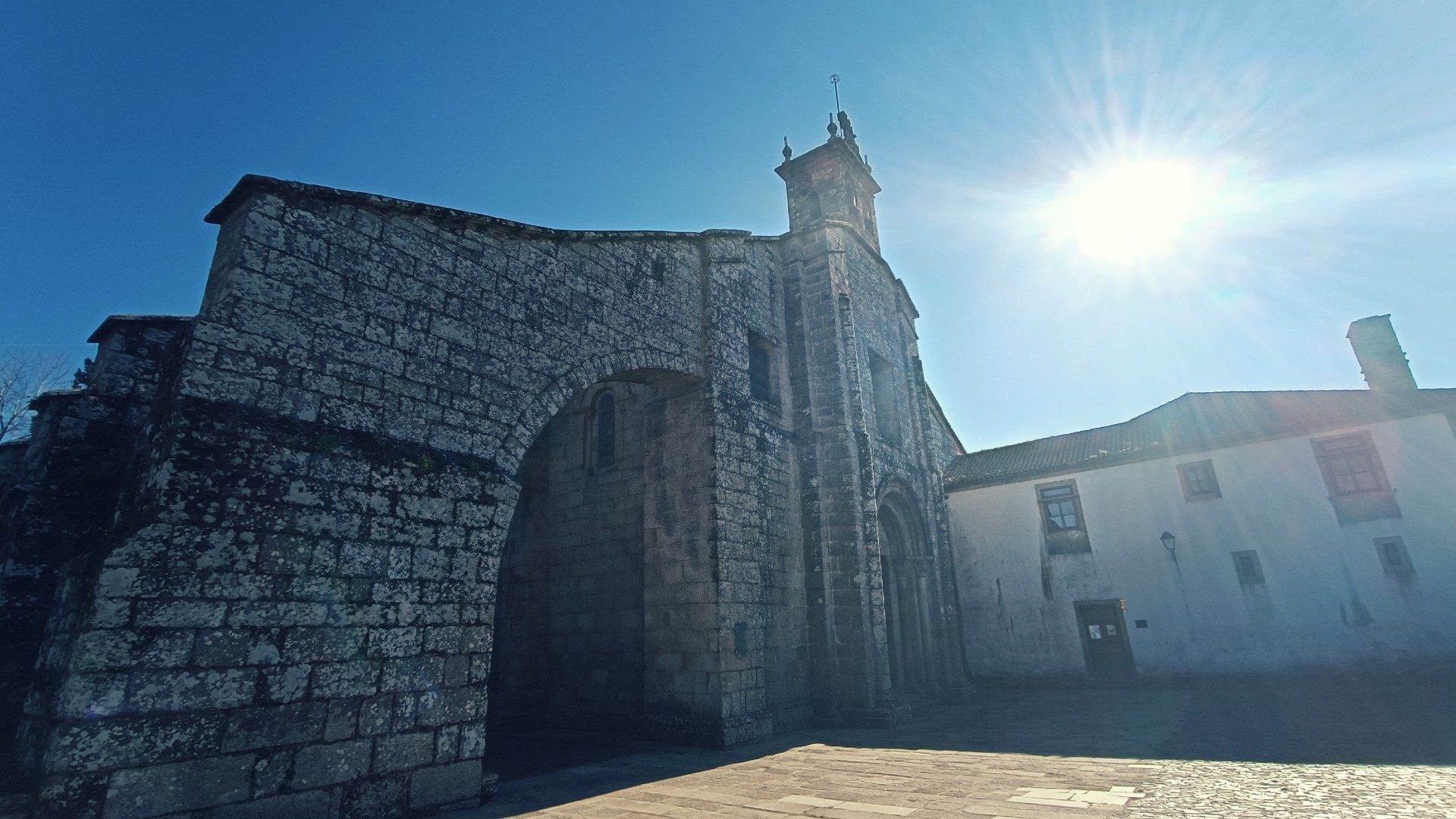 La Colegiata de Santa María de Sar es un excelente ejemplo de arquitectura románica y una de las atracciones que ver en Santiago de Compostela