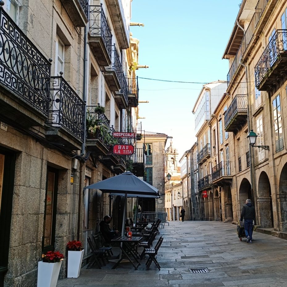 Las hermosas calles del centro histórico son en sí mismas atracciones imperdibles de Santiago de Compostela