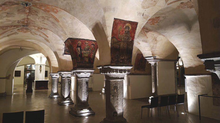 Cripta románica con murales policromados de la catedral de San Bavón, Ghent