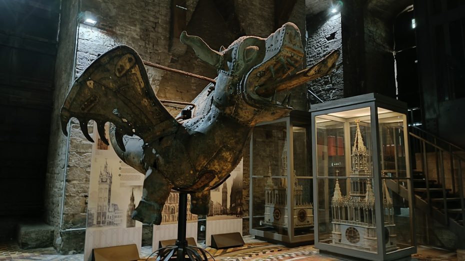 Interior del campanario de Gante con el dragón original de su cima