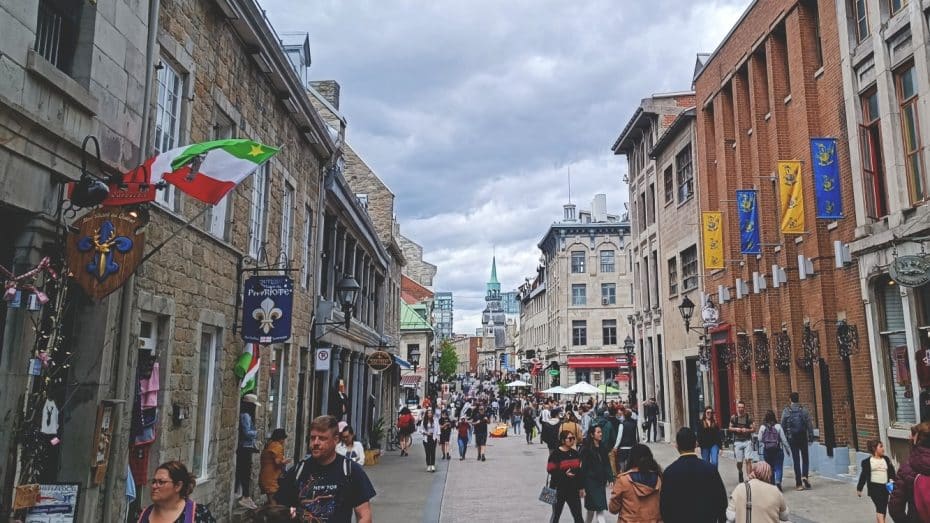 La Rue Saint-Paul es una de las más populares para turistas en el Vieux Montreal