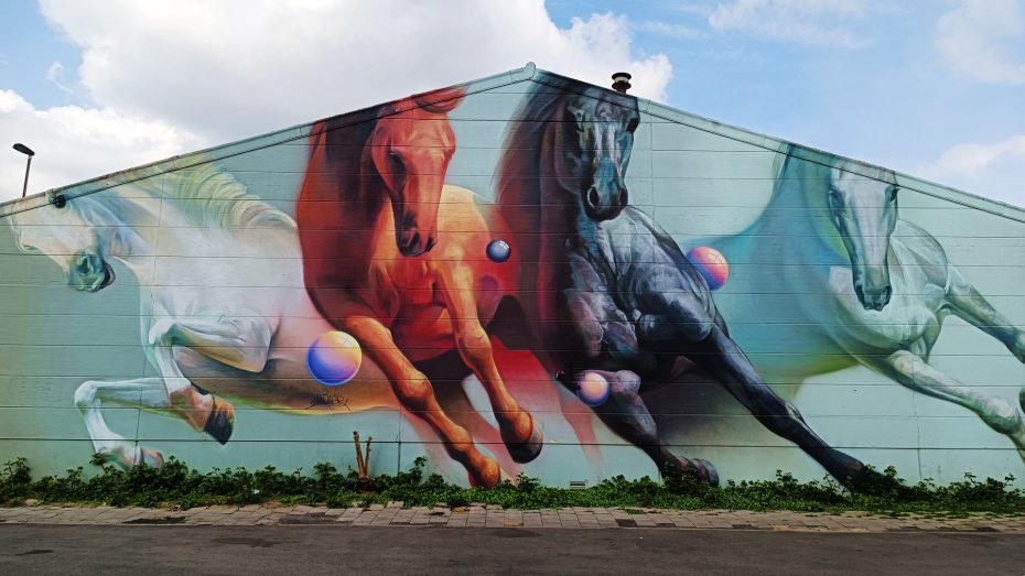 Mural de caballos en la zona del puerto de Gante