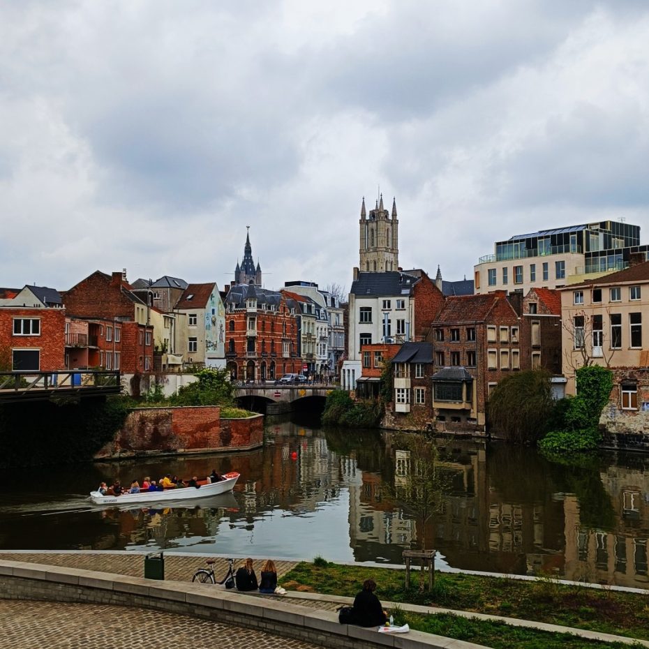 Pasear por los canales de la ciudad es una de las actividades que no deben faltar en tu lista de cosas que hacer en Gante