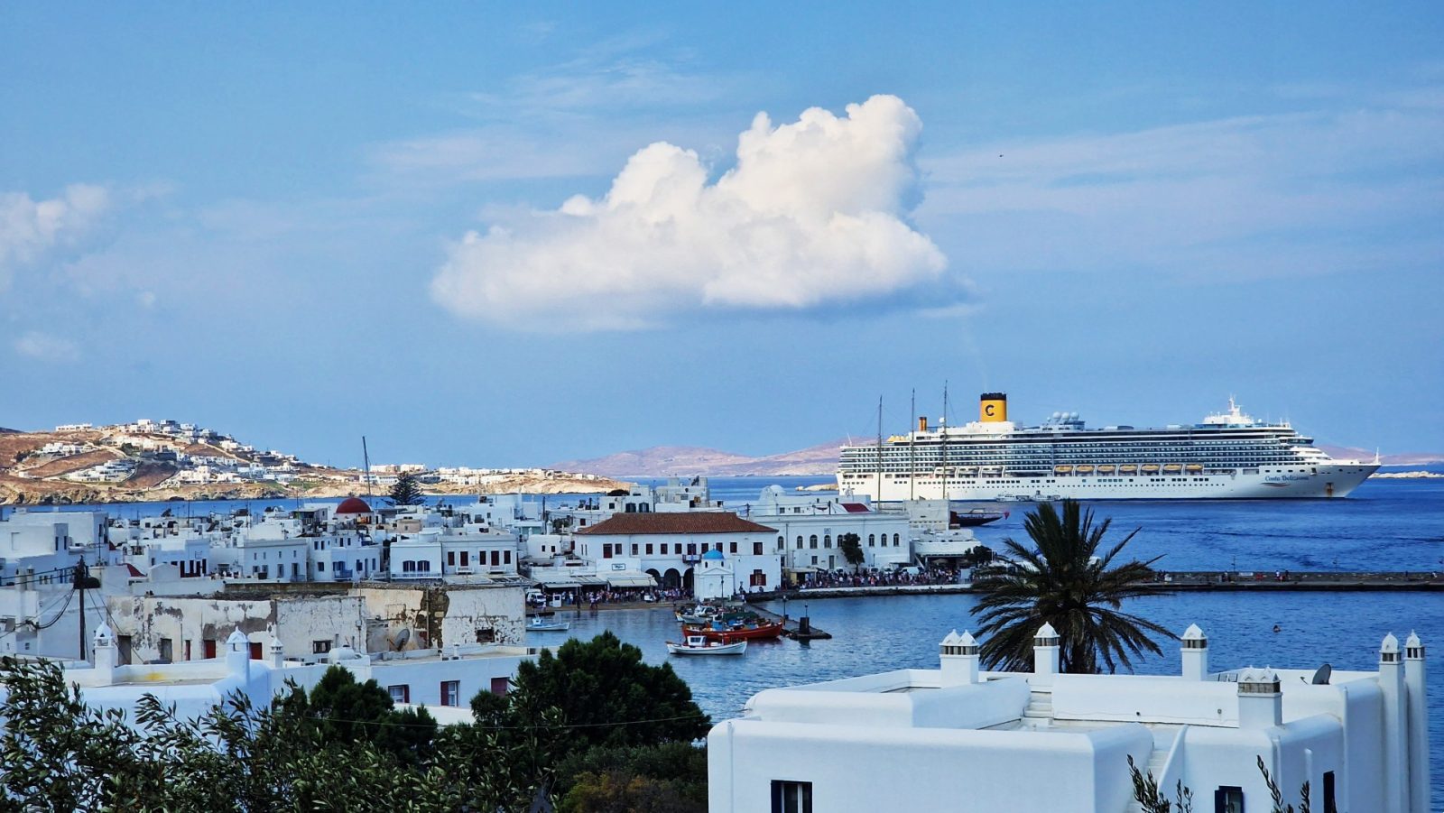 Vistas de Mykonos Town con un ferry entrando al puerto