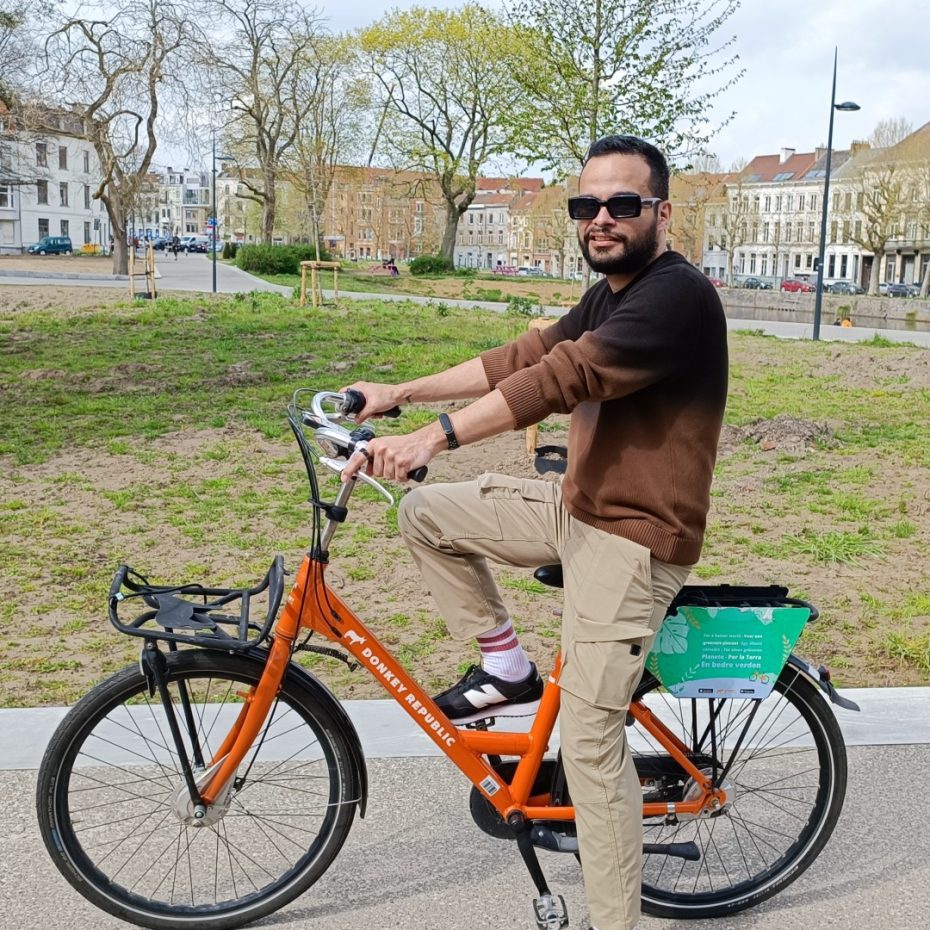 Yo, aprendiendo a montar en bici en Gante el día de mi tour en bicicleta