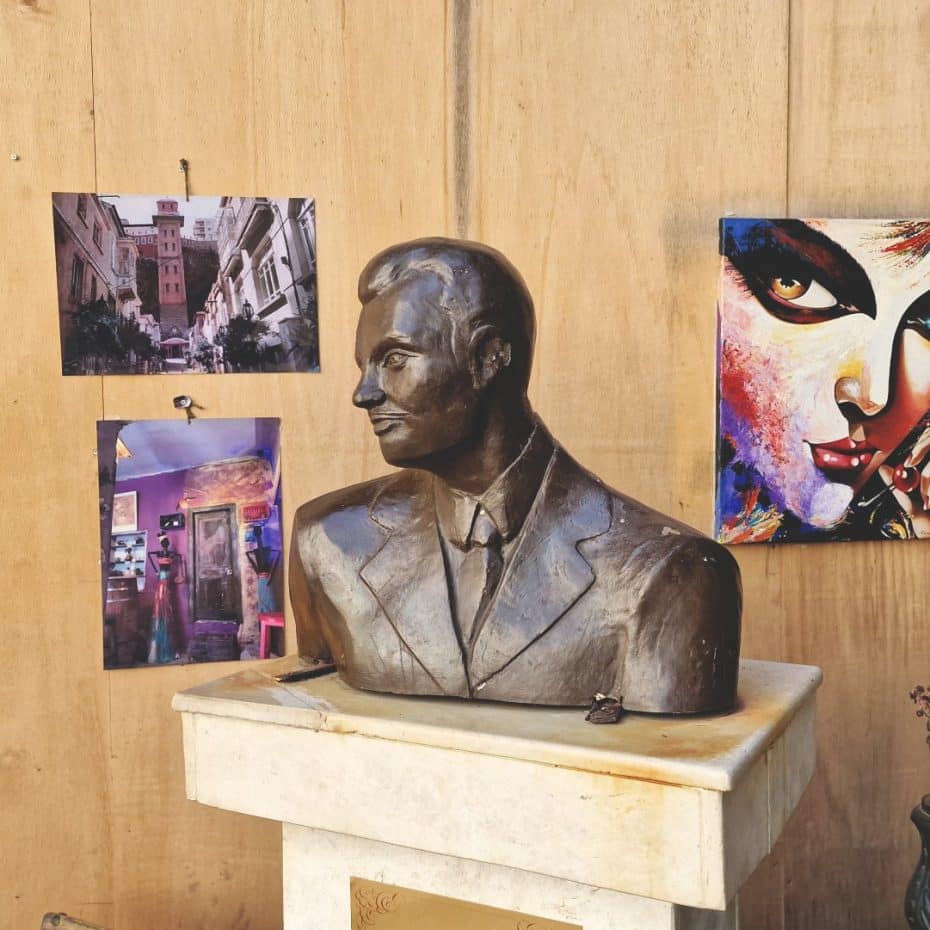 Memorial Bust of Dario Moreno - Things to see in Izmir