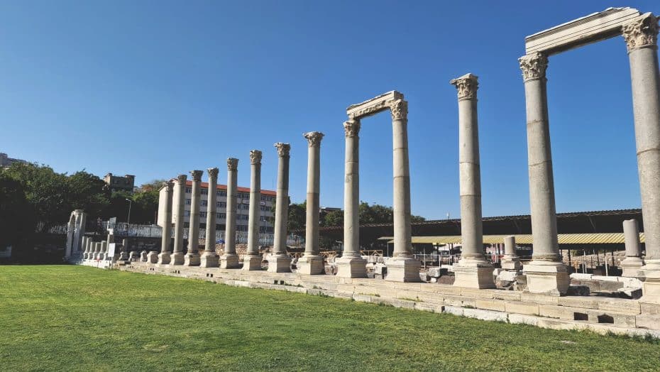 Columnas restauradas del Ágora - Atracciones de Izmir, Turquía