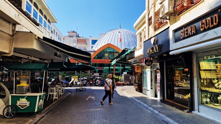 Karsiyaka shopping district
