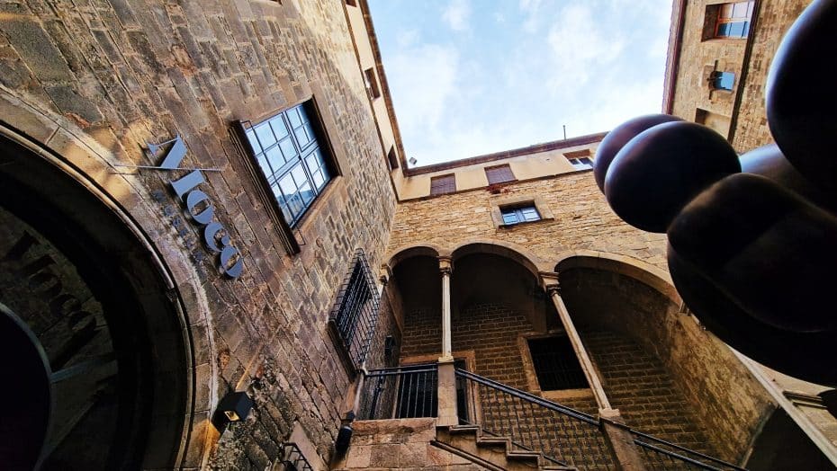 El Moco Museum Barcelona se encuentra ubicado en un palacete del siglo XV del Born