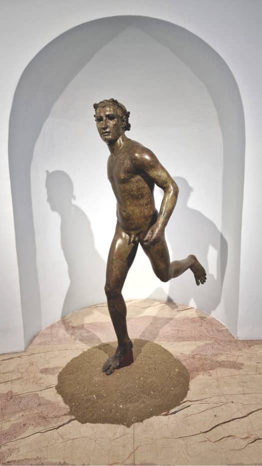 Escultura en bronce de un atleta en el Museo de Izmir