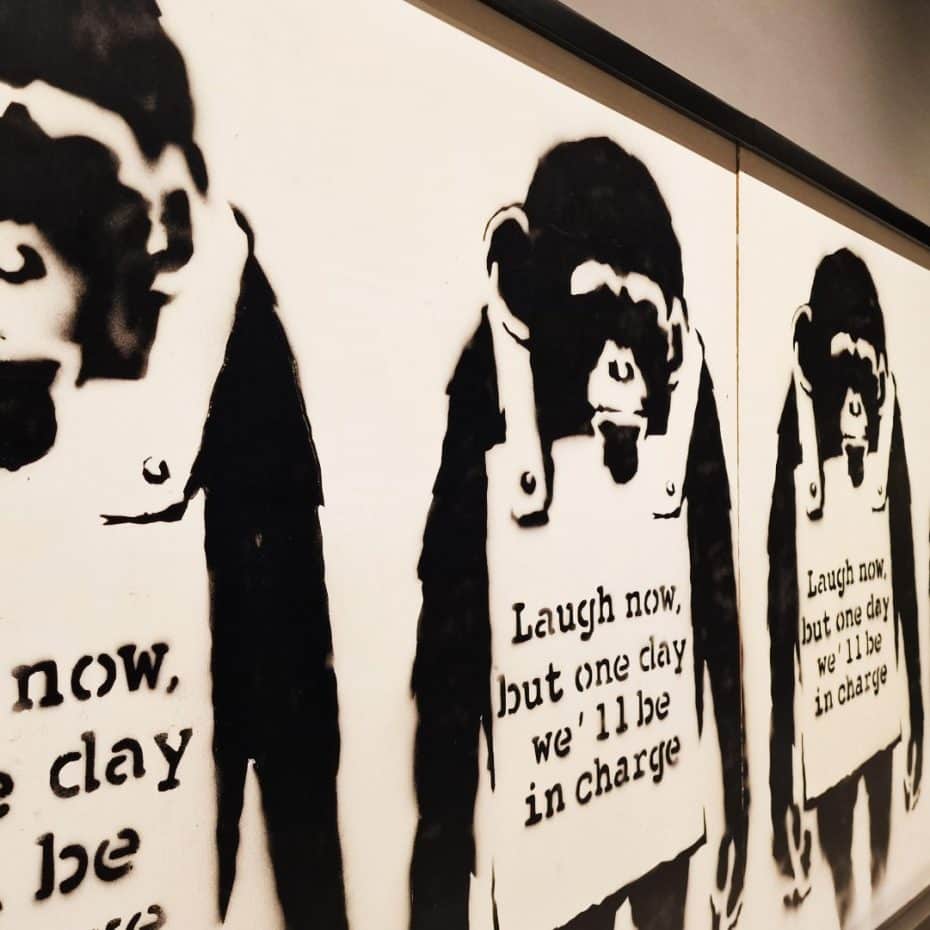 Exposición Laugh Now de Banksy en el museo Moco de Barcelona